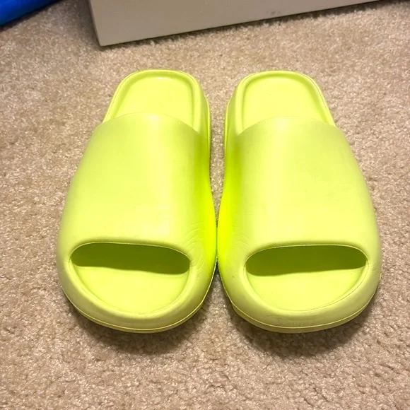Yeezy Slide US 8 - Picture 2 of 3